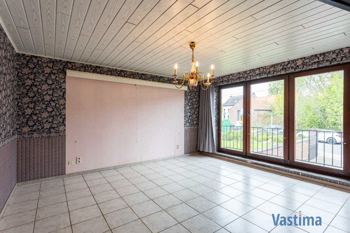 Immo Vastima - Huis Te koop Nieuwerkerken - Ruime halfopen bungalow met grote kelder, 3 slaapkamers en zonnige tuin